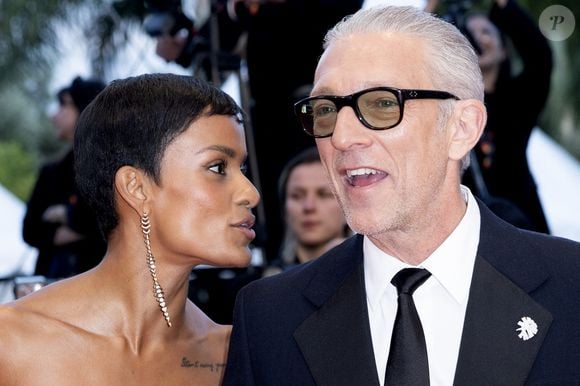 Narah Baptista était dans une robe bustier en velours noir profond. La pièce épousait alors parfaitement sa silhouette longiligne. Et puis la jeune femme arborait une coupe garçonne ultra-courte (la fameuse pixie cut) qui dégageait son port de tête.

Narah Baptista et son compagnon Vincent Cassel (Montre Audemars Piguet) - Montée des marches du film " Histoires parallèles " lors du 79ème Festival International du Film de Cannes, le 14 mai 2026. © Olivier Borde / Bestimage