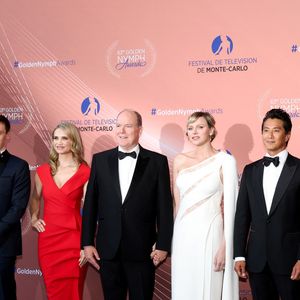 Louis Ducruet et sa femme Marie (enceinte), Fiona Gubelmann, le prince Albert II, la princesse Charlene, Will Yun Lee et Camille Gottlieb - La famille princière au photocall et cérémonie de clôture de la 63ème édition du Festival de Télévision de Monte-Carlo (63rd Golden Nymph) au Grimaldi Forum à Monaco le 18 juin 2024.

© Claudia Albuquerque / Bestimage