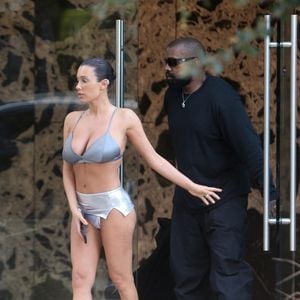 Exclusif - Kanye West et sa femme Bianca Censori, les fesses à l'air, à la sortie d'un rendez-vous à Los Angeles, le 19 mars 2024.