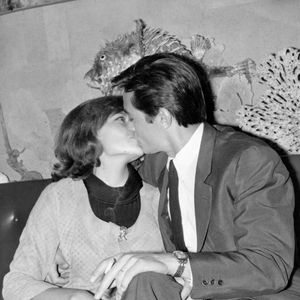 Leur idylle naît progressivement, avec des rapports passionnés et souvent orageux, mêlant disputes et moments de tendresse.

14 août 1964 - Paris, France - Peu après la rupture de ses fiançailles avec Romy Schneider, l’une des plus grandes stars du cinéma français des années 1960 et 1970, Alain Delon a épousé l’actrice française Nathalie Canovas. L’exceptionnellement beau Alain Delon alternait et combinait souvent des aspects d’une personnalité à la fois juvénile, sensible, passive et éthérée, presque sainte. (Crédit image : ? Keystone Press Agency/ZUMA Press Wire)