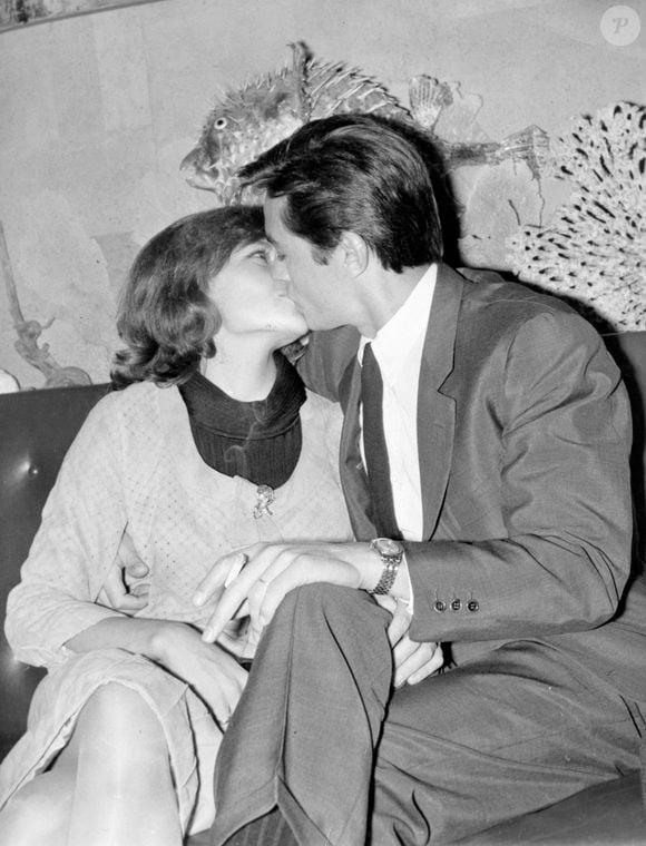 Leur idylle naît progressivement, avec des rapports passionnés et souvent orageux, mêlant disputes et moments de tendresse.

14 août 1964 - Paris, France - Peu après la rupture de ses fiançailles avec Romy Schneider, l’une des plus grandes stars du cinéma français des années 1960 et 1970, Alain Delon a épousé l’actrice française Nathalie Canovas. L’exceptionnellement beau Alain Delon alternait et combinait souvent des aspects d’une personnalité à la fois juvénile, sensible, passive et éthérée, presque sainte. (Crédit image : ? Keystone Press Agency/ZUMA Press Wire)