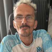 Un streamer français suivi par un demi-million d'abonnés perd la vie en plein live, il apparaît allongé sans vie