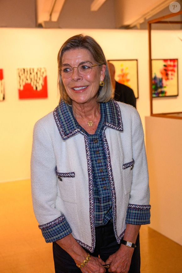 La princesse Caroline de Hanovre assiste à une exposition lors d’une conférence intitulée "Agir maintenant pour protéger l’éducation des attaques" au siège de l’UNESCO à Paris, en France, le neuf septembre deux mille vingt-deux. Crédit : Ammar Abd Rabbo / ABACAPRESS.COM