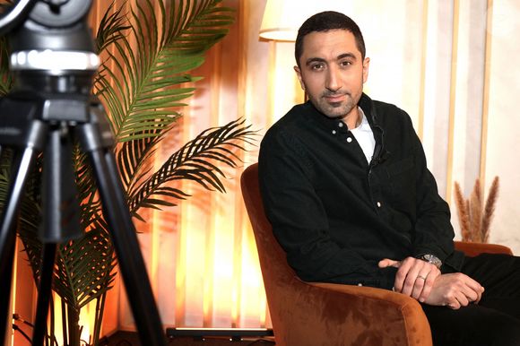 Dans Zéro contrainte pour maigrir (éd. Flammarion), le médecin suivi par plus d'un million de personnes sur Instagram, aborde de nombreuses questions liées à l'alimentation et donc plus largement à la santé. 

Le docteur Jimmy Mohamed - People en backstage de l'enregistrement de l'émission "Chez Jordan" le 18 avril 2022. © Cédric Perrin/Bestimage
