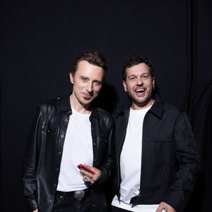 Exclusif - Greg Szlapczynski et Claudio Capeo en backstage lors de l'enregistrement de l'émission "La Boîte à secrets", présentée par Faustine Bollaert et diffusée le 17 octobre sur France 3, dans les studios du Lendit à Saint-Denis, France, le 23 septembre 2025. © Cyril Moreau/Bestimage