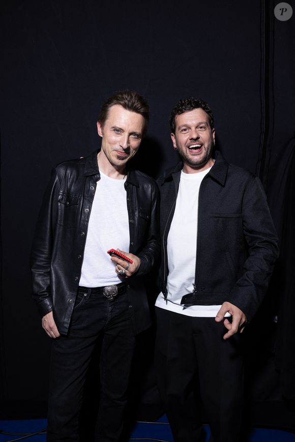 Exclusif - Greg Szlapczynski et Claudio Capeo en backstage lors de l'enregistrement de l'émission "La Boîte à secrets", présentée par Faustine Bollaert et diffusée le 17 octobre sur France 3, dans les studios du Lendit à Saint-Denis, France, le 23 septembre 2025. © Cyril Moreau/Bestimage