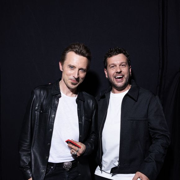Exclusif - Greg Szlapczynski et Claudio Capeo en backstage lors de l'enregistrement de l'émission "La Boîte à secrets", présentée par Faustine Bollaert et diffusée le 17 octobre sur France 3, dans les studios du Lendit à Saint-Denis, France, le 23 septembre 2025. © Cyril Moreau/Bestimage