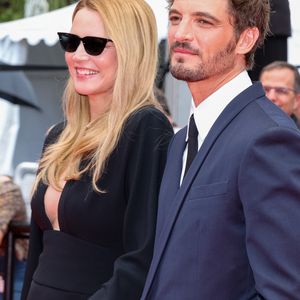 Niels Schneider est arrivé main dans la main avec sa compagne Virginie Efira.


Virginie Efira et son compagnon Niels Schneider - Montée des marches du film " L'inconnue" lors du 79ème Festival International du Film de Cannes, le 18 mai 2026. © Jacovides-Moreau / Bestimage
