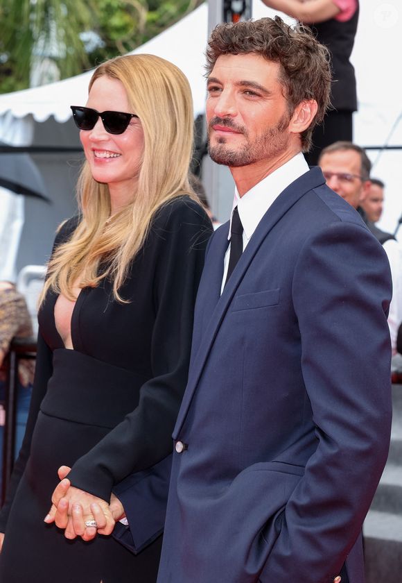 Niels Schneider est arrivé main dans la main avec sa compagne Virginie Efira.


Virginie Efira et son compagnon Niels Schneider - Montée des marches du film " L'inconnue" lors du 79ème Festival International du Film de Cannes, le 18 mai 2026. © Jacovides-Moreau / Bestimage