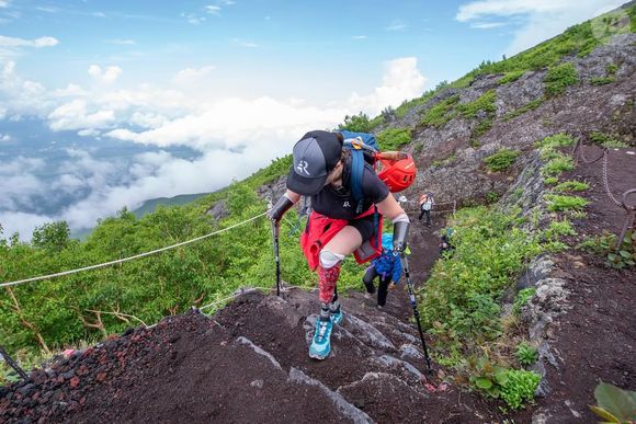 Elle gravira en effet le sommet enneigé du Breithorn en Suisse au mois d'août.

Lucie Retail, amputée des quatre membres, s'apprête à gravir une montagne.