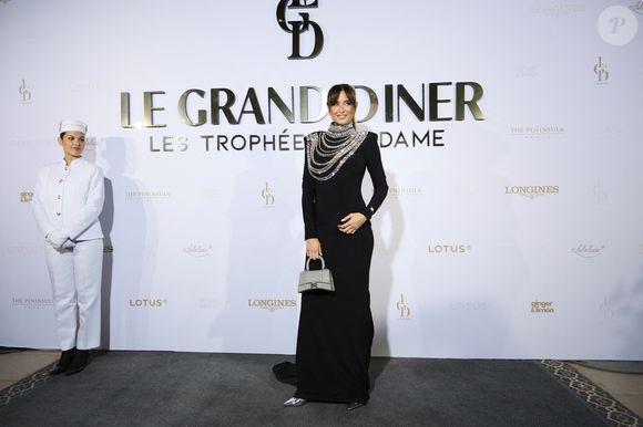 Malika Ménard (Miss France 2010) enceinte - Première édition des Trophées Madame – Le Grand Dîner dans le cadre prestigieux de l'hôtel Peninsula à Paris le 6 mars 2025. Cet événement d’exception a réuni des figures influentes du monde de la culture, du sport, du luxe et de l’entrepreneuriat, venues célébrer les femmes qui façonnent et inspirent notre époque.
Placée sous le signe de l’excellence, de l’innovation et de l’audace, cette soirée a mis à l’honneur des personnalités féminines remarquables, sélectionnées pour leur impact et leur engagement dans leur domaine respectif.
Le trophée exclusif des « Trophées Madame » a été conçu par l’artiste de street art Leloluce, incarnant la force et la résilience des femmes d’aujourd’hui.
Les lauréates ont été choisies par un comité d’expertes influentes, issues du mouvement Women With Impact et reconnues pour leur discernement et leur engagement en faveur de la promotion des femmes. © Cyril Moreau/Bestimage