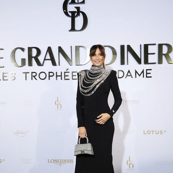 Malika Ménard (Miss France 2010) enceinte - Première édition des Trophées Madame – Le Grand Dîner dans le cadre prestigieux de l'hôtel Peninsula à Paris le 6 mars 2025. Cet événement d’exception a réuni des figures influentes du monde de la culture, du sport, du luxe et de l’entrepreneuriat, venues célébrer les femmes qui façonnent et inspirent notre époque.
Placée sous le signe de l’excellence, de l’innovation et de l’audace, cette soirée a mis à l’honneur des personnalités féminines remarquables, sélectionnées pour leur impact et leur engagement dans leur domaine respectif.
Le trophée exclusif des « Trophées Madame » a été conçu par l’artiste de street art Leloluce, incarnant la force et la résilience des femmes d’aujourd’hui.
Les lauréates ont été choisies par un comité d’expertes influentes, issues du mouvement Women With Impact et reconnues pour leur discernement et leur engagement en faveur de la promotion des femmes. © Cyril Moreau/Bestimage