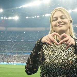Tous derrière Louane ce week-end !

La chanteuse Louane (Louane Emera), représentante de la France au concours de l'Eurovision, interpréte pour la première fois son titre Maman, en hommage à sa mère décédée lorsqu'elle avait 17 ans, devant les 80 000 spectateurs, suspendue sur une plateforme, plusieurs mètres au-dessus de la pelouse et des musiciens, du Stade de France à la mi-temps du match du Tournoi des Six Nations opposant la France à l'Écosse, à Saint-Denis, Seine Saint-Denis, France, le 15 mars 2025. © Cyril Moreau/Bestimage