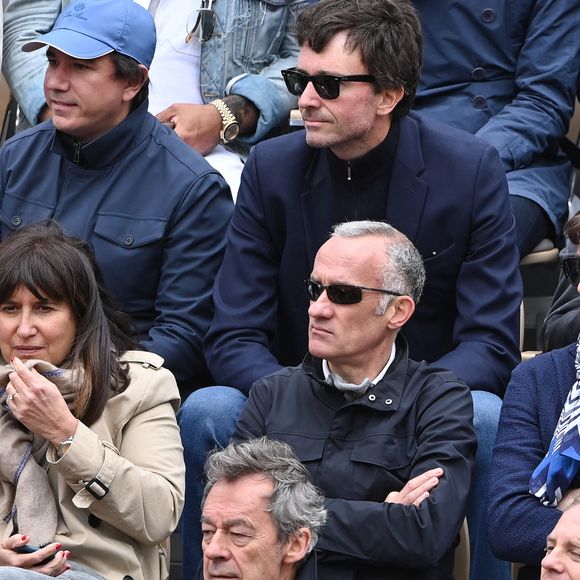 Un couple sobre et discret à la ville comme au bureau en somme...

Antoine Arnault, Gilles Bouleau et Michel Denisot assistent aux Internationaux de France de tennis 2019 - Treizième journée à Roland Garros le 7 juin 2019 à Paris, France. Photo de Laurent Zabulon / ABACAPRESS.COM