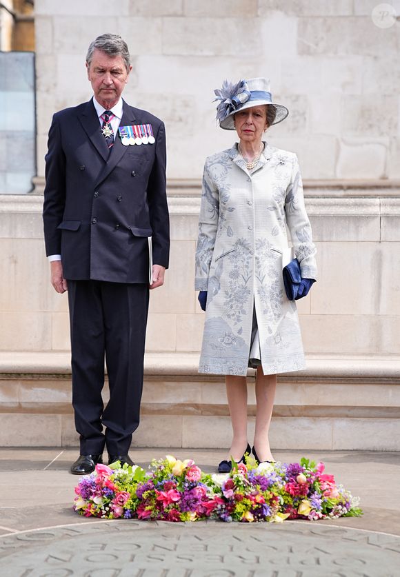 Au 14ème point, il a été notifié que la princesse Anne avait "deux beaux-enfants" - prénommés Tom et Amy - issus de sa nouvelle union avec Sir Timothy Laurence ! Une information totalement erronée du Palais qui a amusé les internautes !


La princesse Anne et son mari Timothy Laurence - Des membres de la famille royale assistent à un service d'action de grâce pour le jour de la Victoire en Europe à l'abbaye de Westminster, à Londres, au Royaume-Uni, le 8 mai 2025. (Aaron Chown/WPA-Pool / Julien Burton via Bestimage).