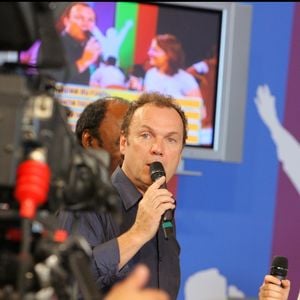 Julien Lepers et "Question pour un champion" délocalisé au premier salon de la télévision Porte de Versailles à Paris © Guizard Bahi Bestimage