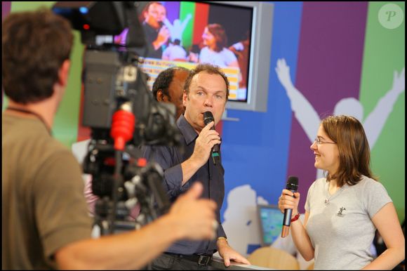 Julien Lepers et "Question pour un champion" délocalisé au premier salon de la télévision Porte de Versailles à Paris © Guizard Bahi Bestimage