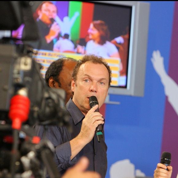 Julien Lepers et "Question pour un champion" délocalisé au premier salon de la télévision Porte de Versailles à Paris © Guizard Bahi Bestimage