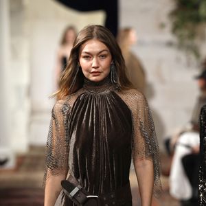 Gigi Hadid - Défilé Ralph Lauren "Collection Prêt-à-Porter Automne/Hiver 2026-2027" lors de la Fashion Week de New York (NYFW), le 10 février 2026.

Photo : Agence / Bestimage