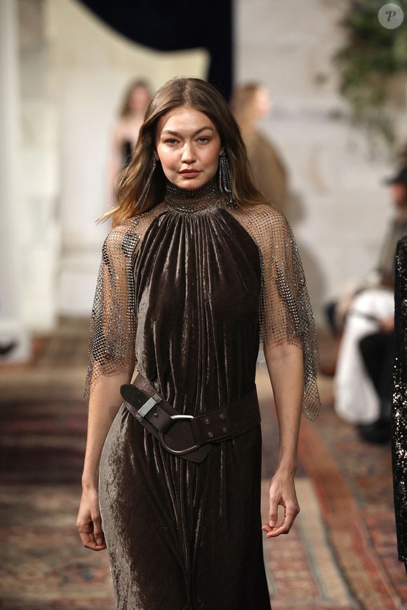 Gigi Hadid - Défilé Ralph Lauren "Collection Prêt-à-Porter Automne/Hiver 2026-2027" lors de la Fashion Week de New York (NYFW), le 10 février 2026.

Photo : Agence / Bestimage