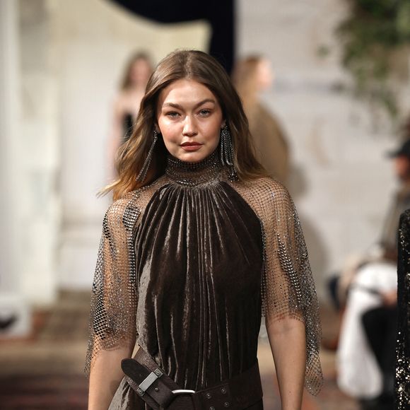 Gigi Hadid - Défilé Ralph Lauren "Collection Prêt-à-Porter Automne/Hiver 2026-2027" lors de la Fashion Week de New York (NYFW), le 10 février 2026.

Photo : Agence / Bestimage