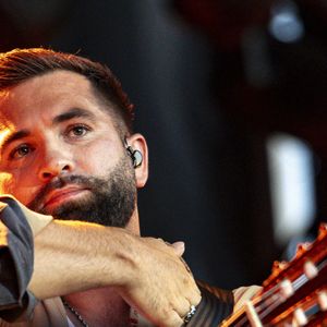 Kendji Girac en concert lors du festival de musique du Printemps de Perouges au Chateau de Saint-Maurice-de-Remens le 29 juin 2025. © Sandrine Thesillat / PsNewZ / Bestimage
