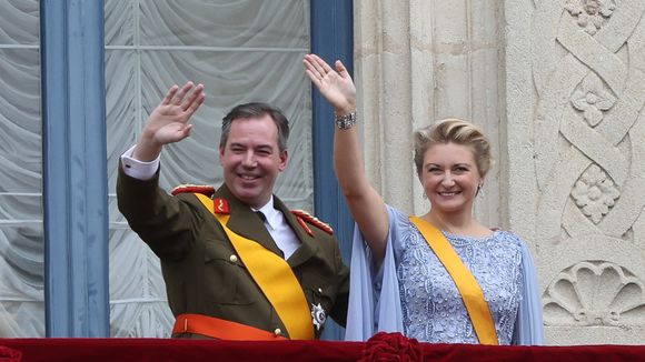 Guillaume de Luxembourg succède à Henri : le grand-duc se fait voler la vedette par son fils dont l'attitude rappelle celle du prince Louis de Galles