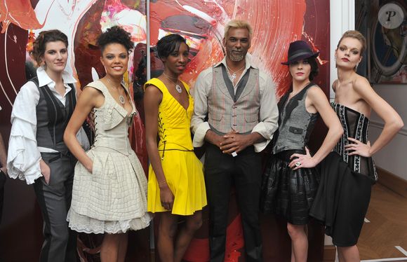 Satya Oblet entoure des mannequins - Satya Oblet defile pour la maison de prêt-à-porter Almire a Paris, le 15 décembre 2013. ©VEEREN / BESTIMAGE