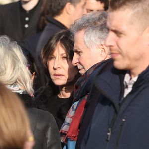 Mathilde Seigner et Laurent Olmedo quittant les funérailles de l'actrice belge Emilie Dequenne au crématorium du cimetière du Père Lachaise à Paris, France, le 26 mars 2025. Photo by Jerome Domine/ABACAPRESS.COM