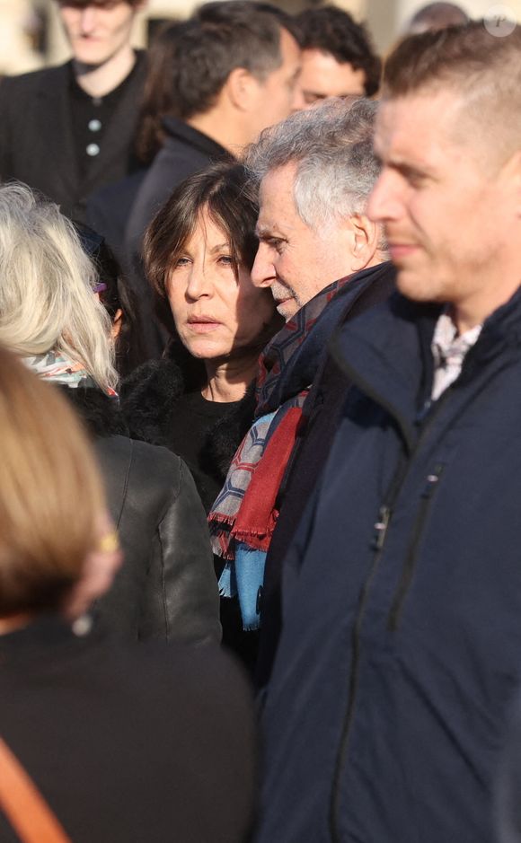 Mathilde Seigner et Laurent Olmedo quittant les funérailles de l'actrice belge Emilie Dequenne au crématorium du cimetière du Père Lachaise à Paris, France, le 26 mars 2025. Photo by Jerome Domine/ABACAPRESS.COM