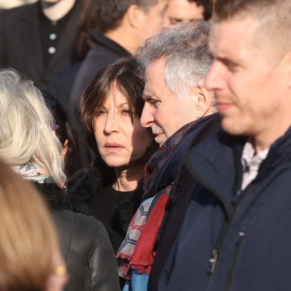 Mathilde Seigner et Laurent Olmedo quittant les funérailles de l'actrice belge Emilie Dequenne au crématorium du cimetière du Père Lachaise à Paris, France, le 26 mars 2025. Photo by Jerome Domine/ABACAPRESS.COM