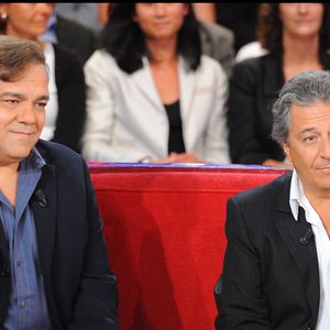 Christian Clavier, Didier Bourdon sur le plateau de "Vivement dimanche" le 8 septembre 2010. © Guillaume Gaffiot/Bestimage