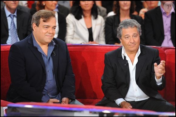 Christian Clavier, Didier Bourdon sur le plateau de "Vivement dimanche" le 8 septembre 2010. © Guillaume Gaffiot/Bestimage