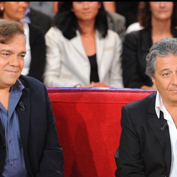 Christian Clavier, Didier Bourdon sur le plateau de "Vivement dimanche" le 8 septembre 2010. © Guillaume Gaffiot/Bestimage