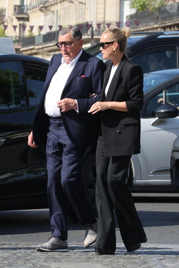 Laeticia Hallyday et Jean-Claude Camus - Arrivées aux obsèques de Philippe Labro en l'église de Saint-Germain-des-Prés à Paris le 13 juin 2025. © Dominique Jacovides - Christophe Clovis / Bestimage