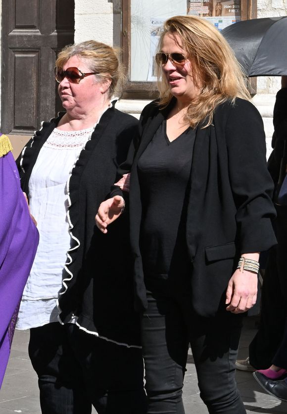 Violette Petrucciani (mère de Loana), Delphine, une amie proche de Loana - Obsèques de Loana Petrucciani en la cathédrale Sainte-Réparate à Nice le 10 avril 2026. L'ancienne star de téléréalité a été retrouvée morte dans son appartement niçois par les autorités, le 25 mars dernier. © Bruno Bebert/Bestimage