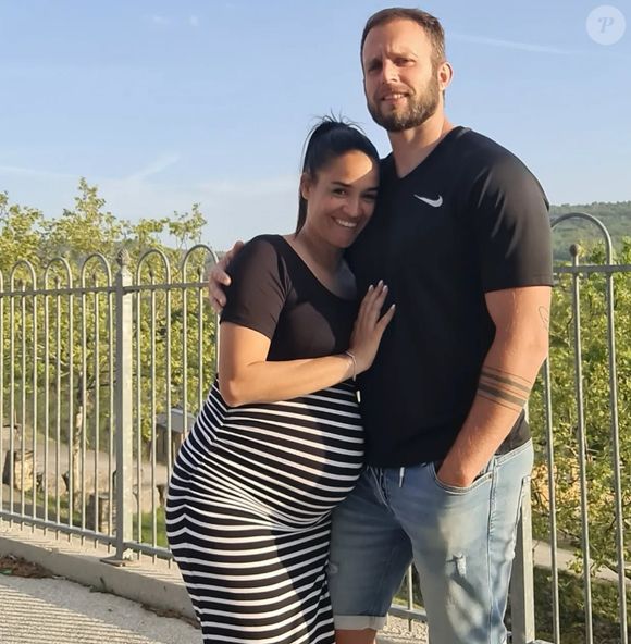 En septembre sur la Toile, les tourtereaux ont également révélé que leur adorable clan allait bientôt s'agrandir ! Bientôt, une petite fille fera son arrivée...

Myriam et Thomas immortalisés sur Instagram.