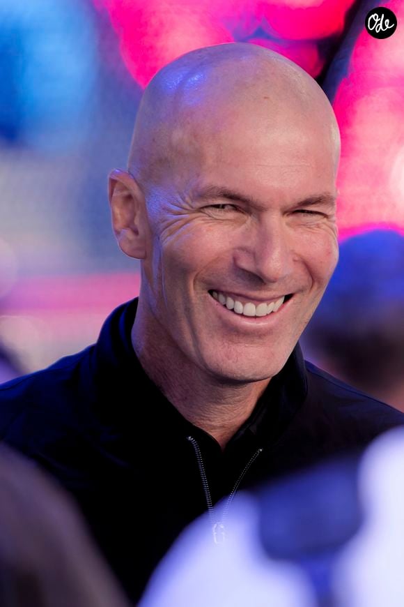 Le jeune défenseur se dit extrêmement fier de son père, champion du monde 1998 et ancien entraîneur du Real Madrid.

Zinedine Zidane pendant le Paris Motor Show le 12 octobre 2026 © MPS / PsnewZ / Bestimage