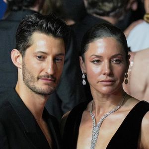 Pierre Niney et sa compagne Natasha Andrews à la montée des marches du film "Le comte de Monte-Cristo" lors du 77ème Festival International du Film de Cannes, au Palais des Festivals à Cannes, France, le 22 mai 2024.
Backgrid UK/ Bestimage