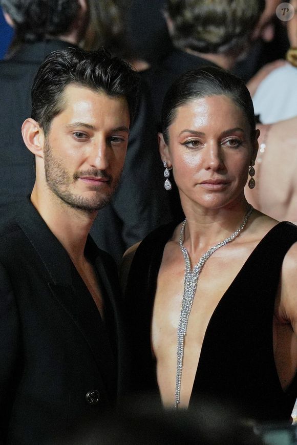 Pierre Niney et sa compagne Natasha Andrews à la montée des marches du film "Le comte de Monte-Cristo" lors du 77ème Festival International du Film de Cannes, au Palais des Festivals à Cannes, France, le 22 mai 2024.
Backgrid UK/ Bestimage