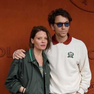 Mélanie Thierry et son compagnon le chanteur Raphaël au village lors des Internationaux de France de Tennis de Roland Garros 2025, à Paris, France, le 4 Juin 2025. © Jacovides-Moreau/Bestimage