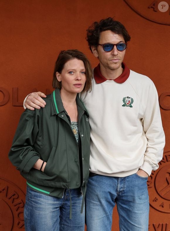 Mélanie Thierry et son compagnon le chanteur Raphaël au village lors des Internationaux de France de Tennis de Roland Garros 2025, à Paris, France, le 4 Juin 2025. © Jacovides-Moreau/Bestimage