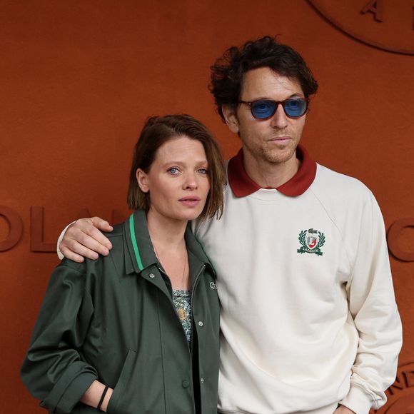 Mélanie Thierry et son compagnon le chanteur Raphaël au village lors des Internationaux de France de Tennis de Roland Garros 2025, à Paris, France, le 4 Juin 2025. © Jacovides-Moreau/Bestimage