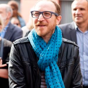 Exclusif - Marius Colucci - La ville de Montrouge rend hommage à Coluche lors de l'inauguration d'une plaque à l'adresse ou il a grandi, au 5 avenue Emile Boutroux juste derrière la place Emile Cresp, Montrouge le 19 juin 2019.  La sculpture de sa salopette qui a été inaugurée en 2011 fait peau neuve puisque son sculpteur l’a rénové. © Pierre Perusseau/Bestimage