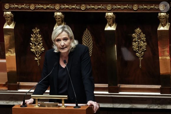 Marine Le Pen lors d'un débat sur deux motions de censure contre le gouvernement français, déposées par l'alliance des partis de gauche le "Nouveau Front Populaire" (NFP) et le parti d'extrême droite Rassemblement National, après l'utilisation par le gouvernement français de l'article 49.3, une clause spéciale dans la Constitution française, pour faire passer le projet de loi de finances à l'Assemblée nationale sans un vote des législateurs, à l'Assemblée nationale à Paris, le 4 décembre 2024.   © Stéphane Lemouton / Bestimage