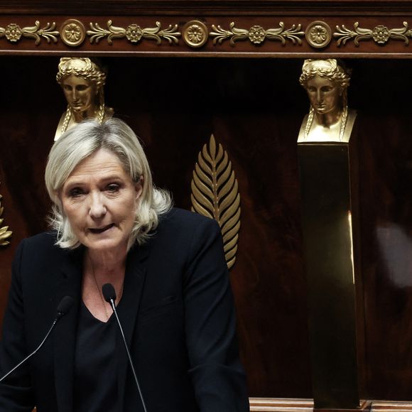 Marine Le Pen lors d'un débat sur deux motions de censure contre le gouvernement français, déposées par l'alliance des partis de gauche le "Nouveau Front Populaire" (NFP) et le parti d'extrême droite Rassemblement National, après l'utilisation par le gouvernement français de l'article 49.3, une clause spéciale dans la Constitution française, pour faire passer le projet de loi de finances à l'Assemblée nationale sans un vote des législateurs, à l'Assemblée nationale à Paris, le 4 décembre 2024.   © Stéphane Lemouton / Bestimage