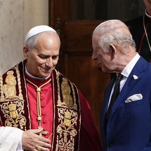 Le roi Charles III d'Angleterre et Camilla Parker Bowles, reine consort d'Angleterre, quittent le pape Léon XIV après avoir assisté au service œcuménique dans la chapelle Sixtine au Vatican, le 23 octobre 2025. Photo par PA Photo/ Bestimage