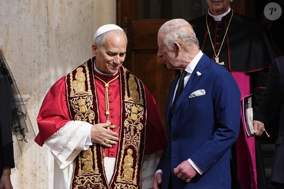 Le roi Charles III d'Angleterre et Camilla Parker Bowles, reine consort d'Angleterre, quittent le pape Léon XIV après avoir assisté au service œcuménique dans la chapelle Sixtine au Vatican, le 23 octobre 2025. Photo par PA Photo/ Bestimage