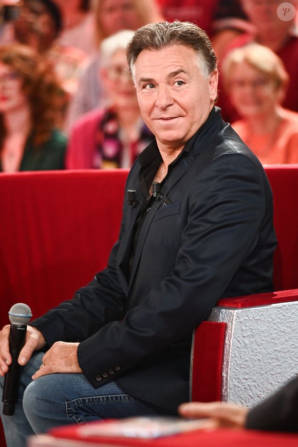 Celui-ci n'a pas pu interpréter tous les titres prévus par Roberto Alagna.

Roberto Alagna - Enregistrement de l'émission Vivement dimanche, diffusée sur France 3 le 17 novembre 2024.
© Guillaume Gaffiot / Bestimage
