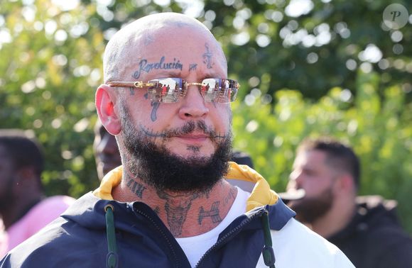 Exclusif - Seth Gueko - Marche pour les 5 ans de la mort de Adama Traoré à Persan-Beaumont le 17 juillet 2021. L'affaire Adama Traoré est une affaire judiciaire française qui a pour origine la mort d'Adama Traoré, jeune homme âgé de 24 ans, le 19 juillet 2016 à la gendarmerie de Persan, après son interpellation à Beaumont-sur-Oise, alors qu'il tentait de fuir un contrôle concernant son frère aîné. © Panoramic/Bestimage